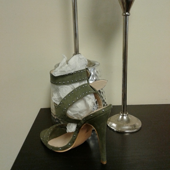 WEEKEND SHOE SALE FINAL PRICE - Picture 2 of 2